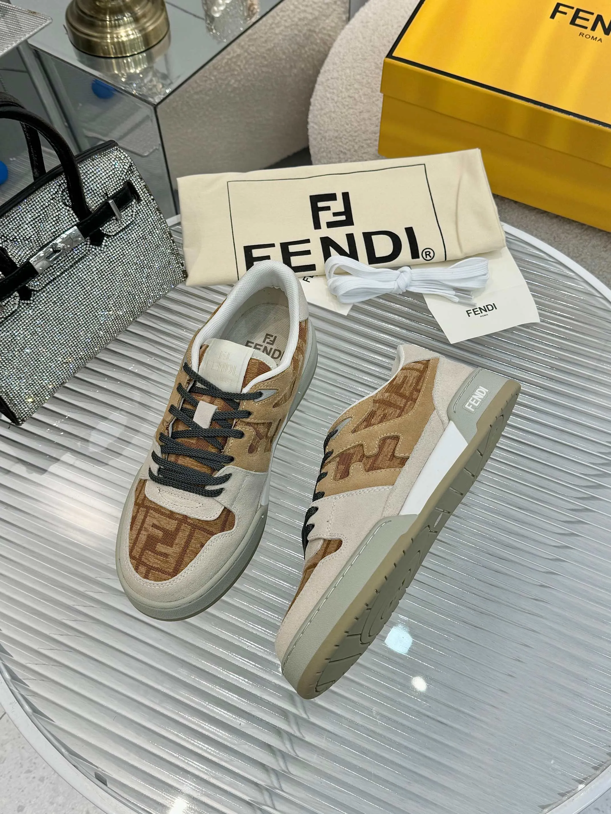 p620🐮🐮New❤Top super A version💯 Fendi Fendi 2025 New Year's King Explosive Style🔥 Many💑stars have the same style FD match. Original purchase for RMB14440. One to one replica. Designer Kim Jones's first sneaker fendi match and Donkey brand Trainer basketball sneakers, fresh blood injection and FF retro design It combines fashion and super comfort. [Wise] Whoever doesn’t grab it will regret it [There are many shoe uppers on the market with different color matching and cut corners in workmanship. The color matching and craftsmanship of my shoe upper are absolutely the same as the genuine products at the counter. Welcome to compare. Feet: Mesh injection molding pads 🎯 Soles: Please look for the original molded multi-color TPU outsole (❌ non-rubber sole) 🎯 Size: Female 35-41 Male 38-45 🎯 Packaging: Original 1:1 matching high-end packaging 🎁